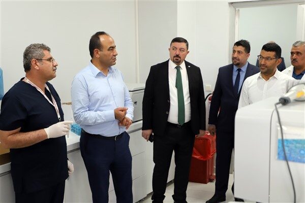 Dr. Berk, hastane başhekimi Dt. Abdullah Arserim ile birlikte hastanedeki