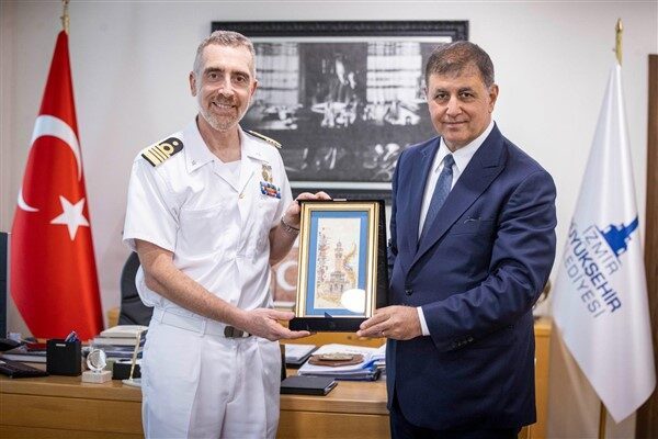 İzmir Büyükşehir Belediye Başkanı Dr. Cemil Tugay, İtalyan Donanması’na ait