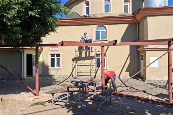 İzmit Belediyesi Fen İşleri Müdürlüğü ekipleri, kent genelinde yürüttüğü çalışmalar