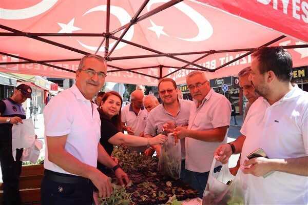 İzmit Belediyesi,  Alikahya, 28 Haziran ve Yeşilova mahallelerinde meyve ve