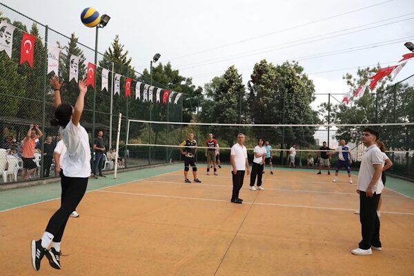 İzmit Belediyesi Spor İşleri Müdürlüğü tarafından organize edilen voleybol turnuvası