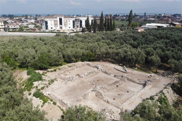 İznik Yenişehir Kapı mevkiinde, belediye binasının karşısında bulunan 11 bin