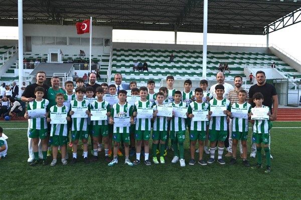 Eğitimleri bitiren 180 genç sporcu için düzenlenen törende sertifikalar, İznik