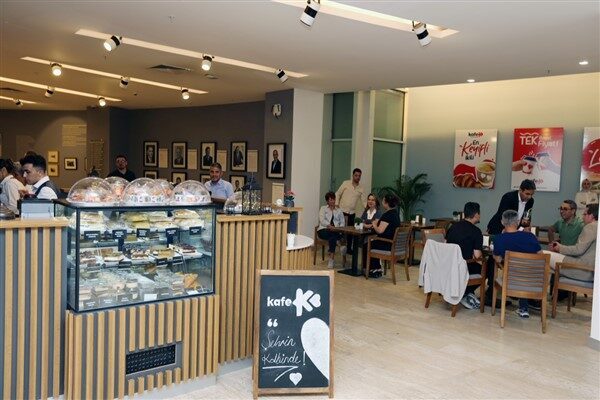 Kafe K, hem belediye personeline hem de Küçükçekmecelilere mola alanı
