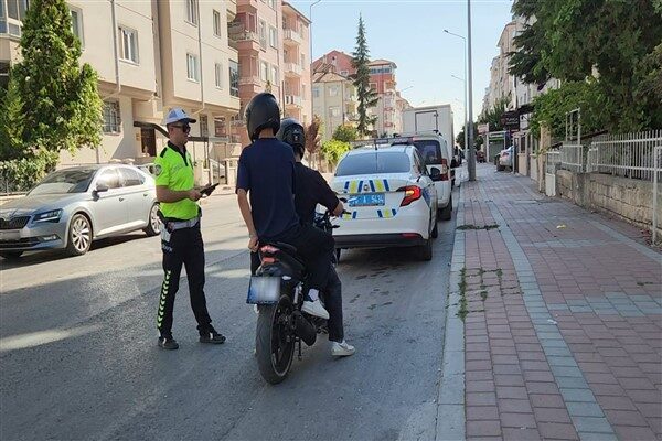 Yapılan uygulamalarda bin 810 kişiye Genel Bilgi Taraması (GBT) yapıldı,