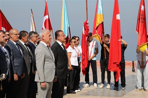 Atatürk Anıtı önünde başlayan törende; Karamürsel Kaymakamlığı ve Karamürsel Belediye