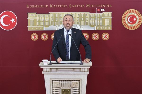 DEVA Partisi Kahramanmaraş Milletvekili Dr. İrfan Karatutlu, açıklamasında sağlık kurumlarının önünde