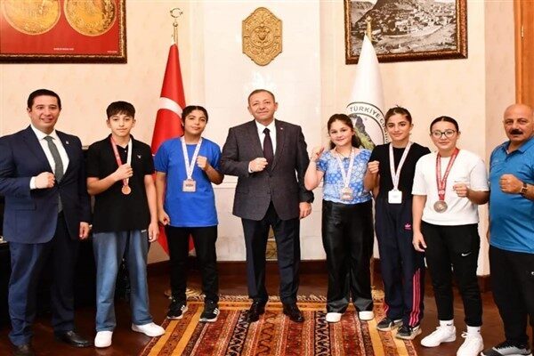 59 kilogram Türkiye Alt Minikler Boks Şampiyonu Ezel Su Tip,