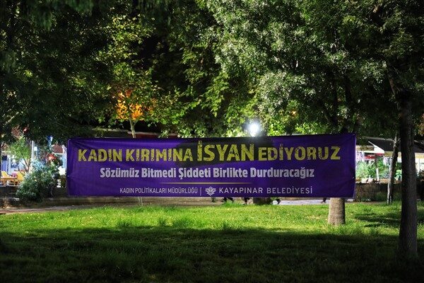 Etkinlikte, artan kadın cinayetlerine dikkat çekildi ve kadınlar, hakları konusunda
