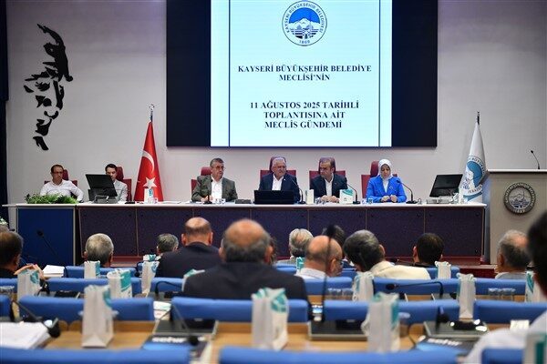 Gündem maddelerine geçmeden önce Başkan Büyükkılıç, Balıkesir'in Sındırgı ilçesinde meydana