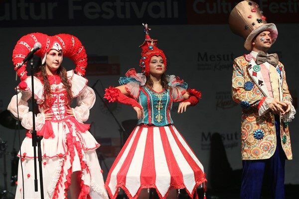 Festivalin, ilk gününde Çocuk Oyun Parkı’nda minikler doyasıya eğlenirken, Çocuk