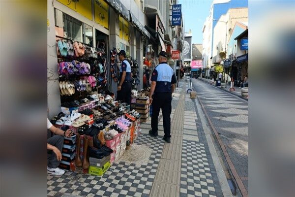 Son günlerde yoğunlaştırılan kontroller kapsamında belediye zabıta ekipleri, özellikle kaldırımları
