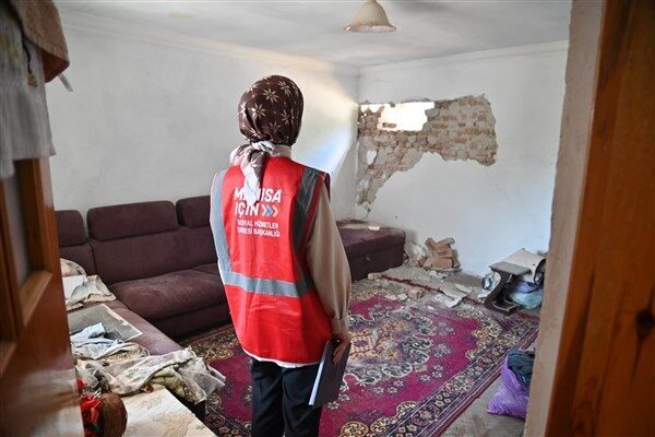 Manisa Büyükşehir Belediyesi, Balıkesir Sındırgı depreminde zarar gören Kırkağaç’a bağlı