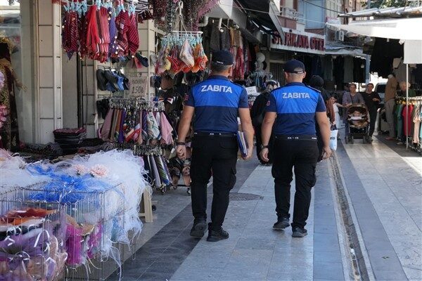 Düzce Belediyesi Zabıta Müdürlüğü ekipleri, Kızılay Meydanı’nda kaldırım işgali denetimi