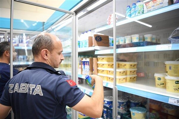 Konyaaltı Belediyesi Zabıta Müdürlüğü ekipleri, ilçe genelindeki gıda denetimlerini sürdürüyor.