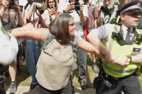 Londra Emniyeti, 466 protestocunun grubu desteklemekten, beşinin polis memurlarına saldırıdan,