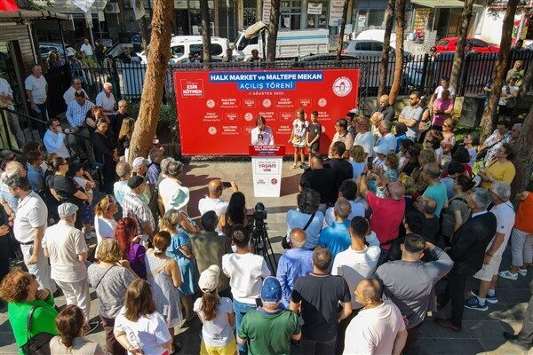 Cemal Süreya Parkı’ndaki yenileme çalışmalarının ardından yapılan açılış programına Maltepe