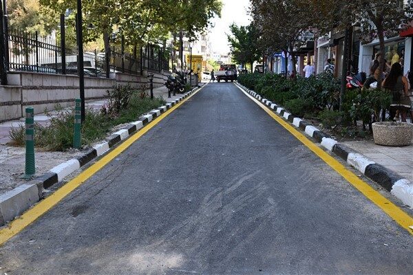 Mevcut kilit parke taşlar sökülerek sıcak asfalt serimi yapıldı. Manisa