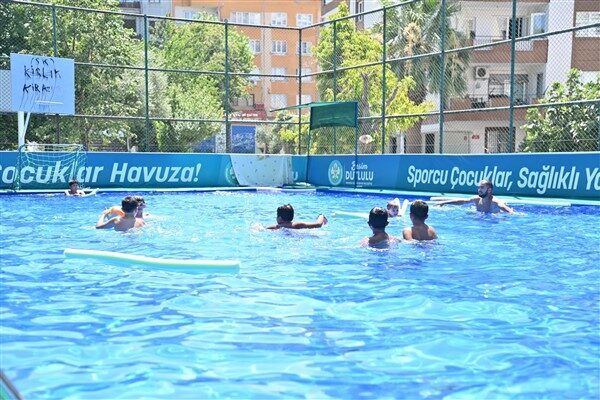 Manisa Büyükşehir Belediyesi’nin mahalleler, parklar ve okul bahçelerine kurduğu portatif