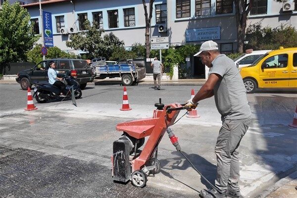Yapılan incelemelerin ardından, yol yüzeyinin aşırı düz olması nedeniyle kayganlaştığı
