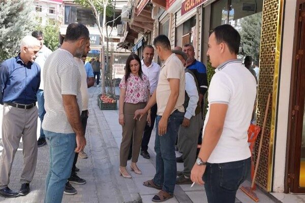 Eş Başkanlara incelemeleri sırasında belediye meclis üyeleri ve birim amirleri