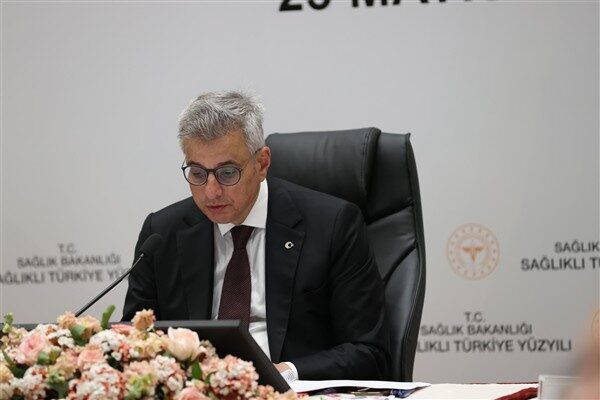 Sağlık Bakanı Memişoğlu, İstanbul Valiliği’ni ziyaret etti. Burada İstanbul Valisi