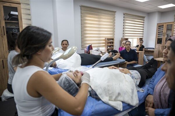 Mersin Büyükşehir Belediyesi, kadınların mesleki ve kişisel gelişimlerini desteklemeye devam
