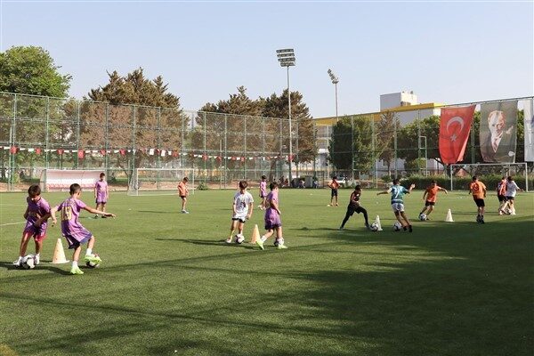 Kurslar yaz aylarında hafta içi her gün, okulların açılmasının ardından