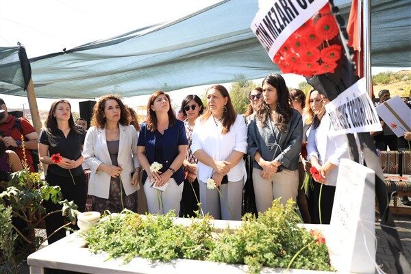 Anma törenine DEM Parti Diyarbakır İl Eş Başkanı Gülşen Özer,