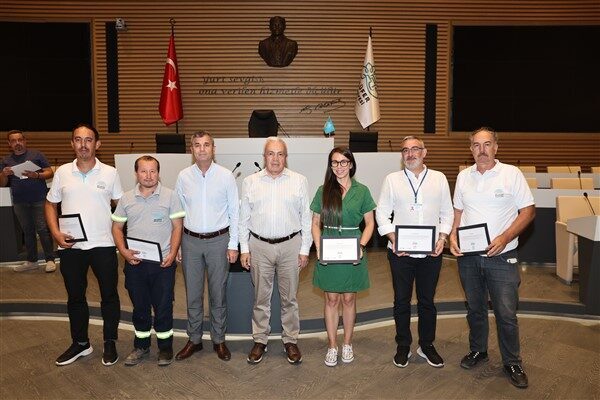 Yangın bölgelerinde gece gündüz demeden çalışan 48 belediye personeli için
