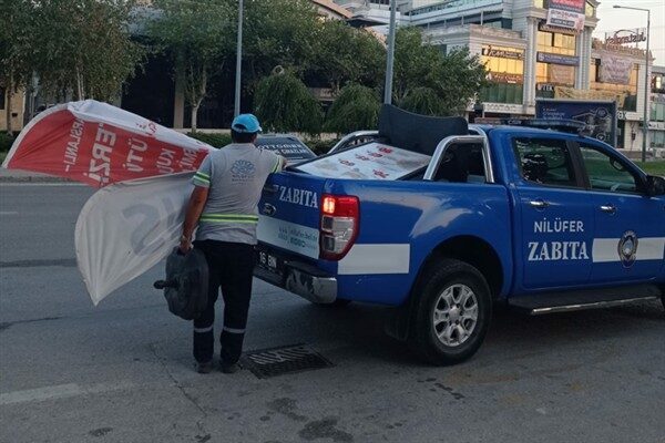 Nilüfer Belediyesi Zabıta ekipleri, kent estetiğini bozan ve yaya güvenliğini