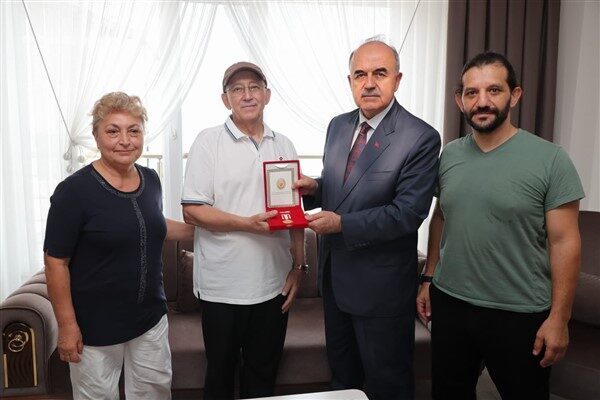 Ordu Valisi Muammer Erol, beraberinde Fatsa Kaymakamı Avni Kula, Belediye