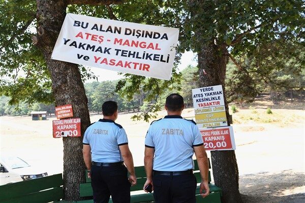 Piknik alanlarını tek tek gezen zabıta ekipleri, oluşabilecek orman yangınlarına