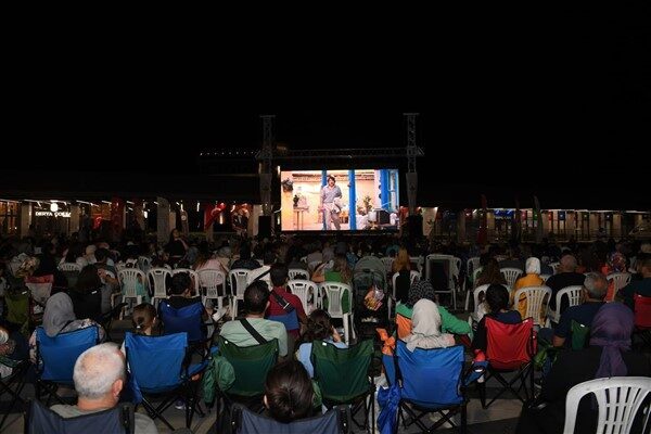 Bursa Bülbül’ü filmini Osmangazi Belediye Başkanı Erkan Aydın, Osmangazi Meydanı’na