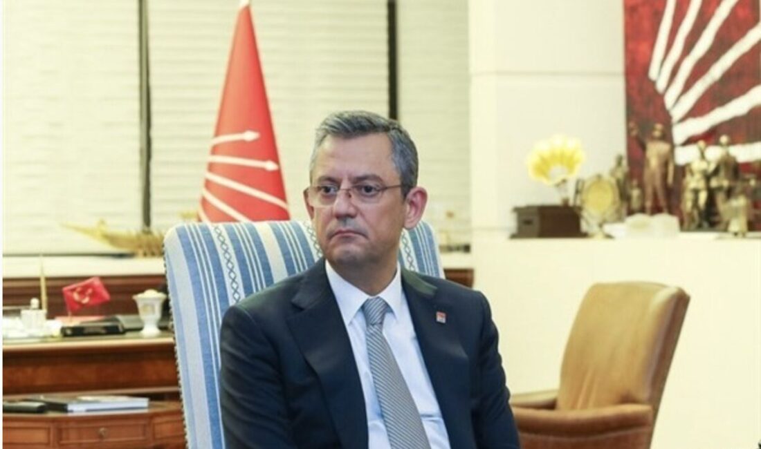CHP Genel Başkanı  Özel, Aksaray Meydanı’nda gerçekleşen etkinlikte toplanan  vatandaşlara