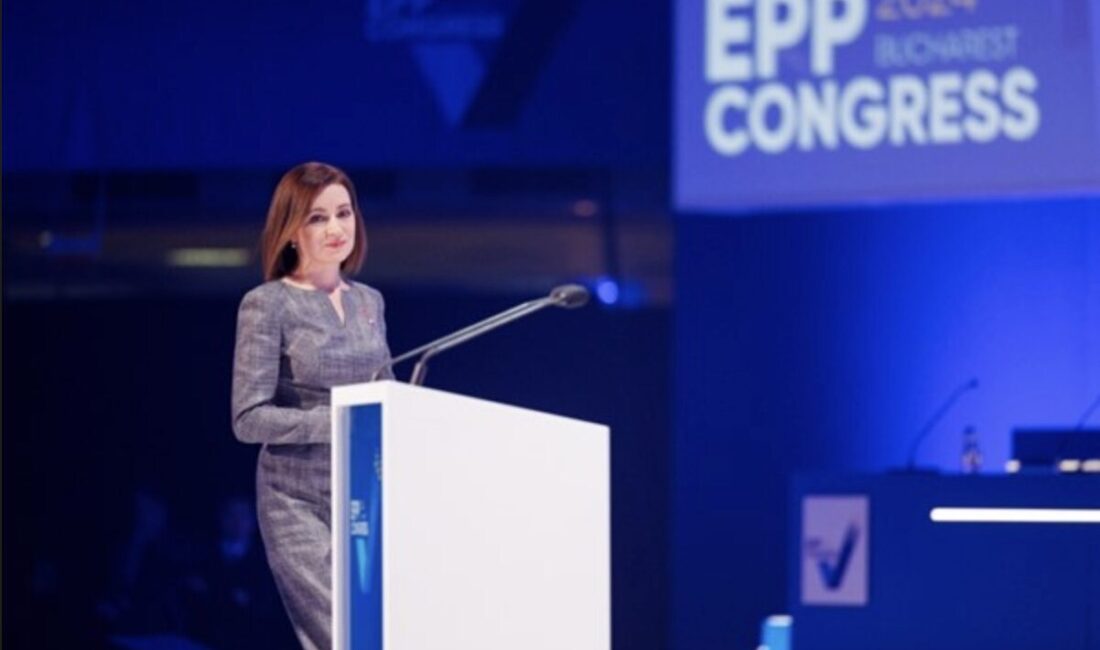 Moldova Cumhurbaşkanı Maia Sandu, ülkesinin Bağımsızlık Günü etkinliklerinde  Fransa Cumhurbaşkanı