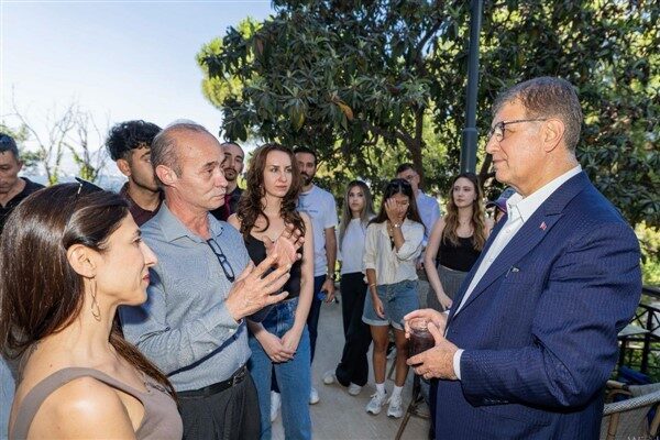 İzmir’in tarihi dokusuna ev sahipliği yapan Varyant’taki Şato Binası’nın terasları