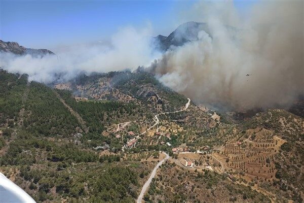 Yangınla mücadele kapsamında bölgeye 7 uçak, 8 helikopter, 25 arazöz,