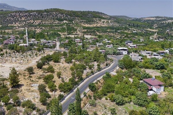 Büyükşehir Belediyesi’nin Zeyne Mahallesi’nde yürüttüğü yol yenileme çalışmaları, caddeyi sık