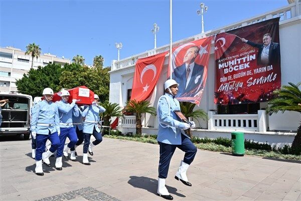 Selahattin Tonguç için ilk tören, Karaalioğlu Parkı'nda bulunan Antalya Büyükşehir