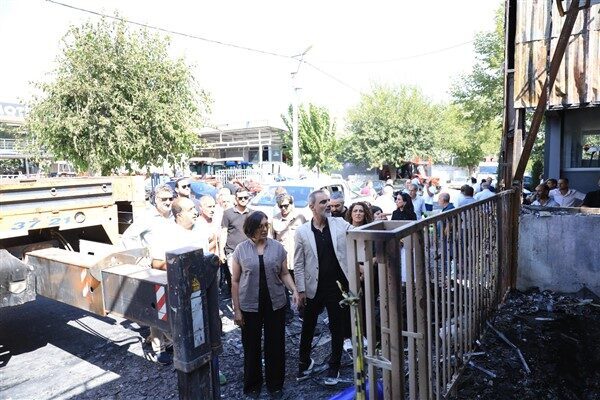 Belediye Eşbaşkanları Sincar ve Dündar, meclis üyeleri, başkan yardımcıları ve
