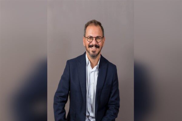 Dünyanın lider yapay zekâ destekli CRM çözümü Salesforce, cam ve