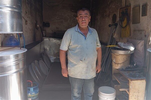 İlkokul birinci sınıfta çırak olarak adım attığı atölyede ustasından öğrendiği