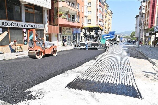 Nazım Yavuz ve Ahmet Taner Kışlalı caddelerindeki sıcak asfalt çalışmalarını