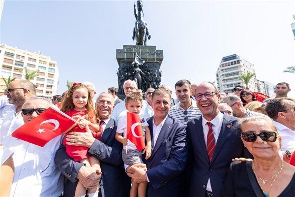 30 Ağustos Zafer Bayramı kutlamaları tüm coşkusuyla İzmir’de kutlanmaya devam