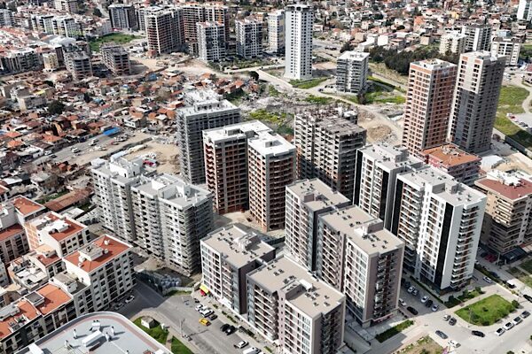 İzmir Büyükşehir Belediye Başkanı Dr. Cemil Tugay,  kent gündemine dair