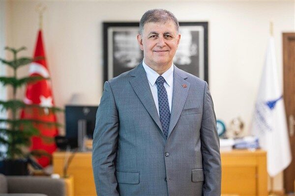 İzmir Büyükşehir Belediye Başkanı Dr. Cemil Tugay, basın mensuplarının gündeme