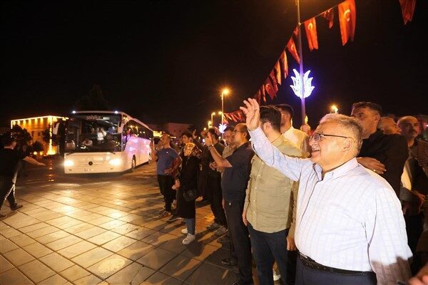 Kayseri Cumhuriyet Meydanı’ndaki uğurlamaya Başkan Büyükkılıç’ın yanı sıra AK Parti