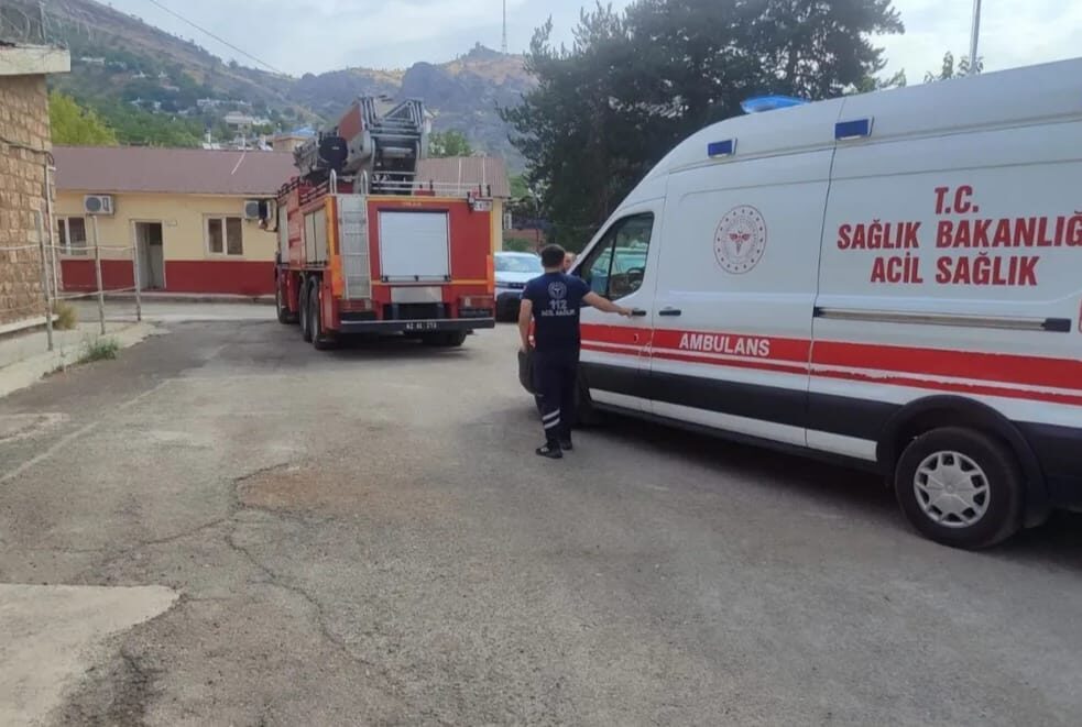 Olay yerine ilk ulaşan ekipler, yangına kısa sürede müdahale etti.