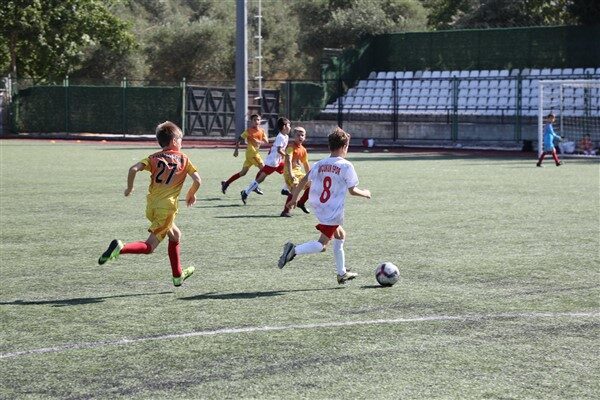Turnuva, Karamürsel Belediye Başkanı Ahmet Çalık’ın katılımıyla başladı. Başkan Çalık,